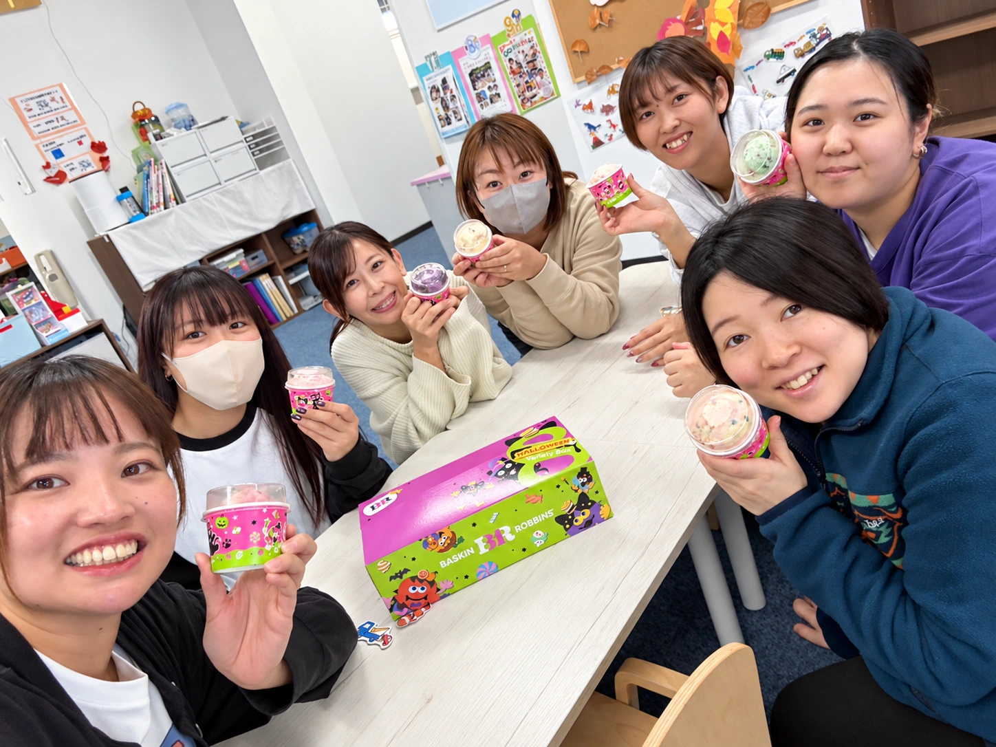 TEAM 5,000を活用し、教室のみんなでアイスクリームを楽しむスタッフ